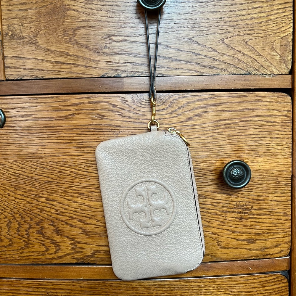 Tory Burch Tan Pebbled Leather Perry Bombe Wristlet - Picture 12 of 13